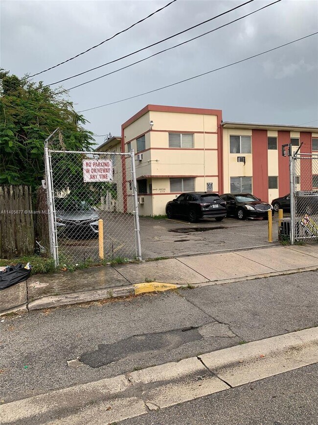 Foto del edificio - 71 NW 76th St