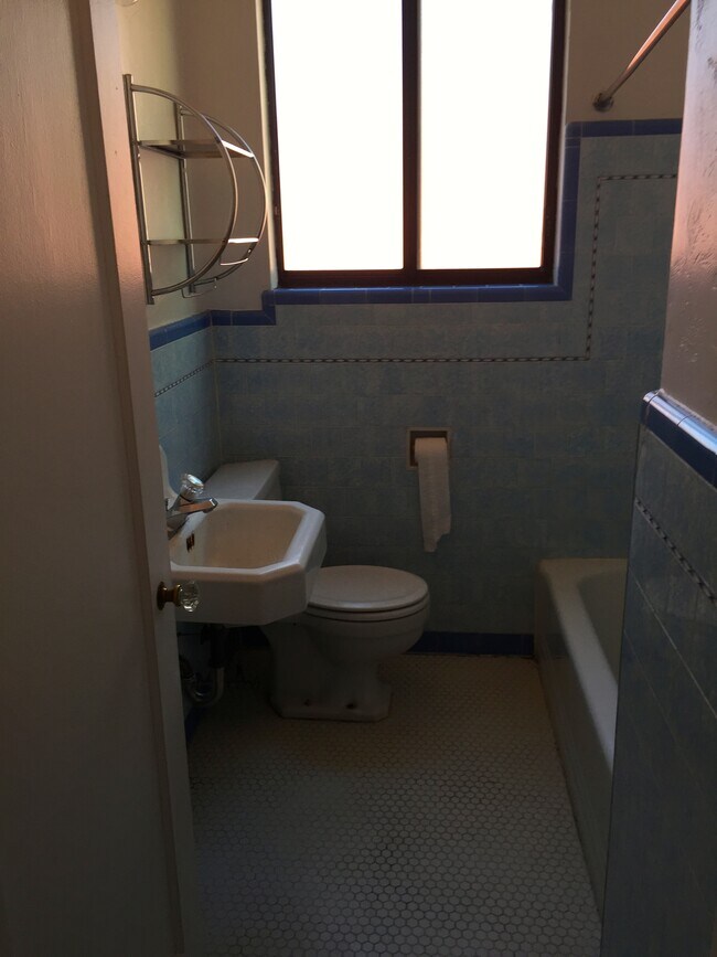 Building Photo - 1064 E 200 S