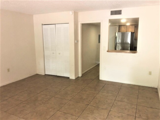 Foto del edificio - HUGE 1BR/1BA Lakeland Ground Floor Apartme...