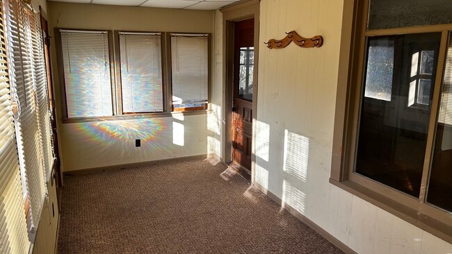 Building Photo - 509 E Maple St