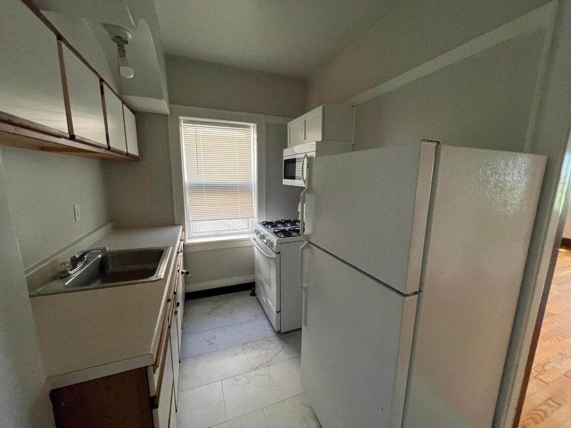 Building Photo - 4573 S Lake Dr