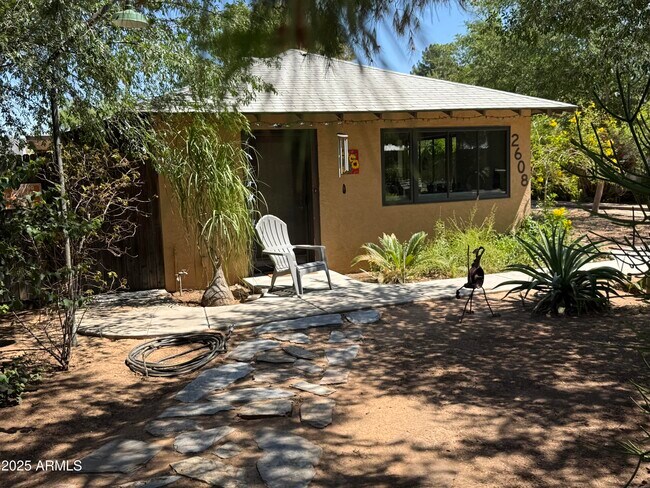 Foto del edificio - 2608 E Pinchot Ave