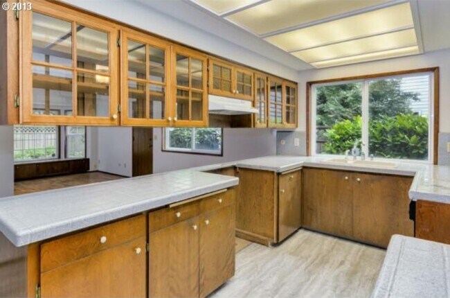 Building Photo - Southeast Splendor!  2 Bed, 1.25 Bath Hous...