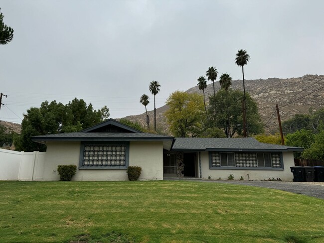Building Photo - 4 Bedroom, 2 Bath Home, Located in Riverside