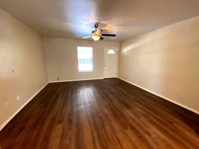 Building Photo - 2 Bedroom / 1 Bath **Cozy Unit in Pleasant...