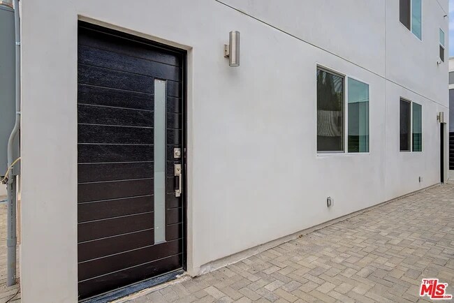 Foto del edificio - 1856 S Curson Ave