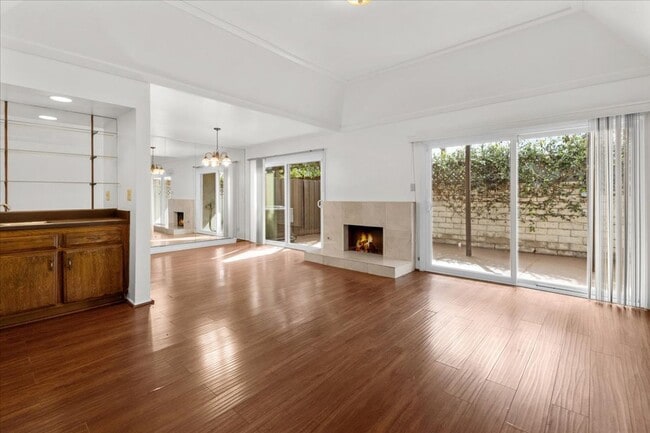 Building Photo - Private Direct-Access 3 Bedroom Townhome with 2 Car Garage, Patio, Balcony, Pool and Tennis