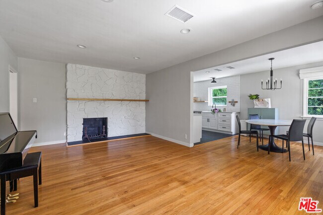 Foto del edificio - 4824 La Canada Blvd