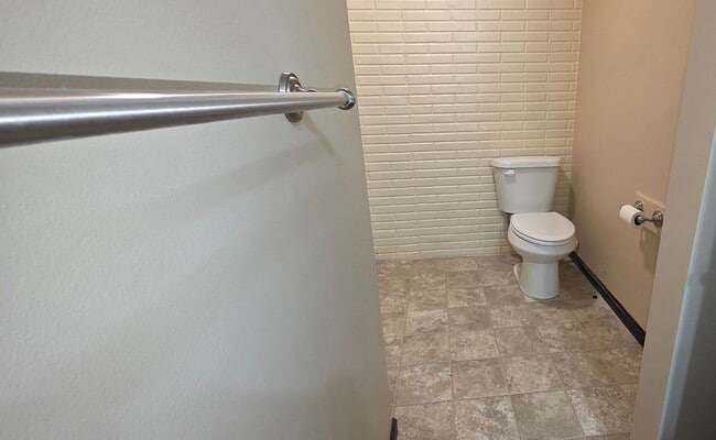 Foto del edificio - 2000 Square feet Duplex Southeast! $1195