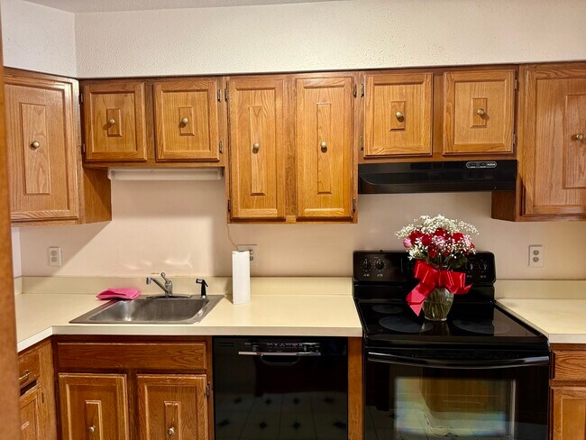 Foto del edificio - 376 Cypress Rd