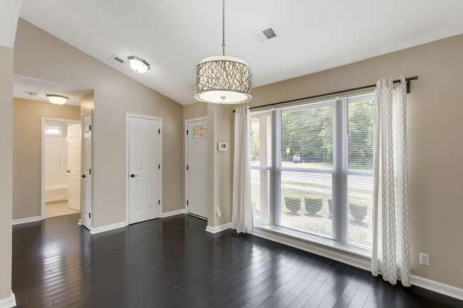 Building Photo - 3 Bed, 2 Bath Home w/ 2 Car Garage