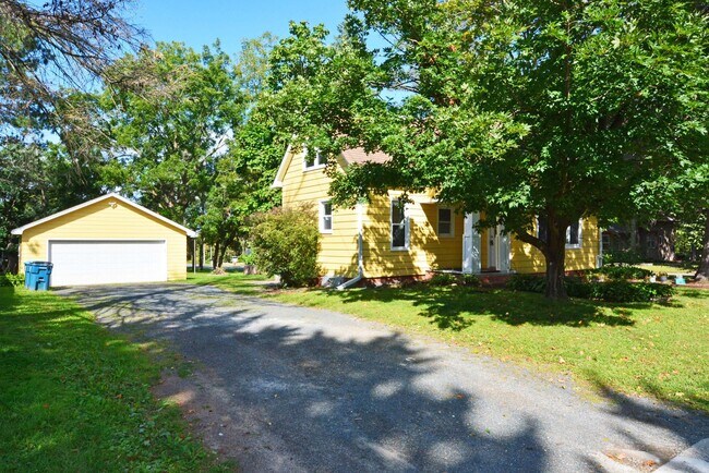 Foto del edificio - Beautiful 3-Bed 1.5-Bath Home in Forest La...