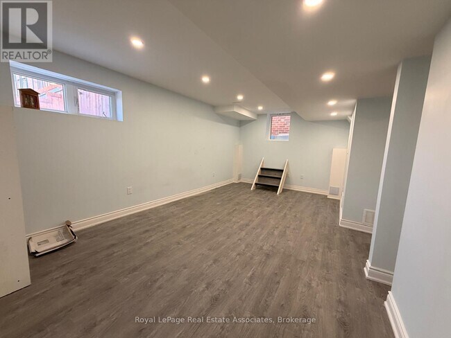 Building Photo - 23 Bandera Dr