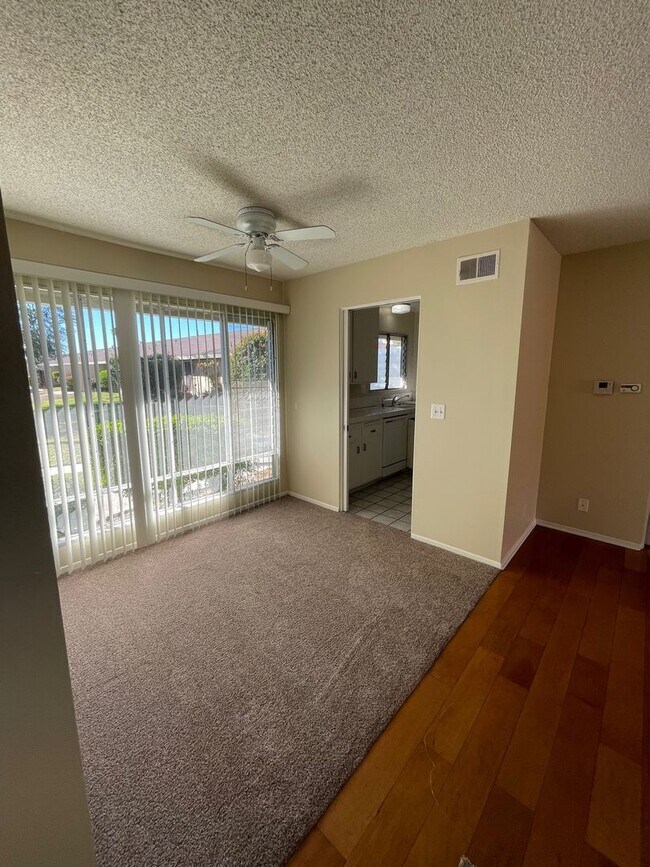 Building Photo - Great location in Camarillo - Las Posas Ga...