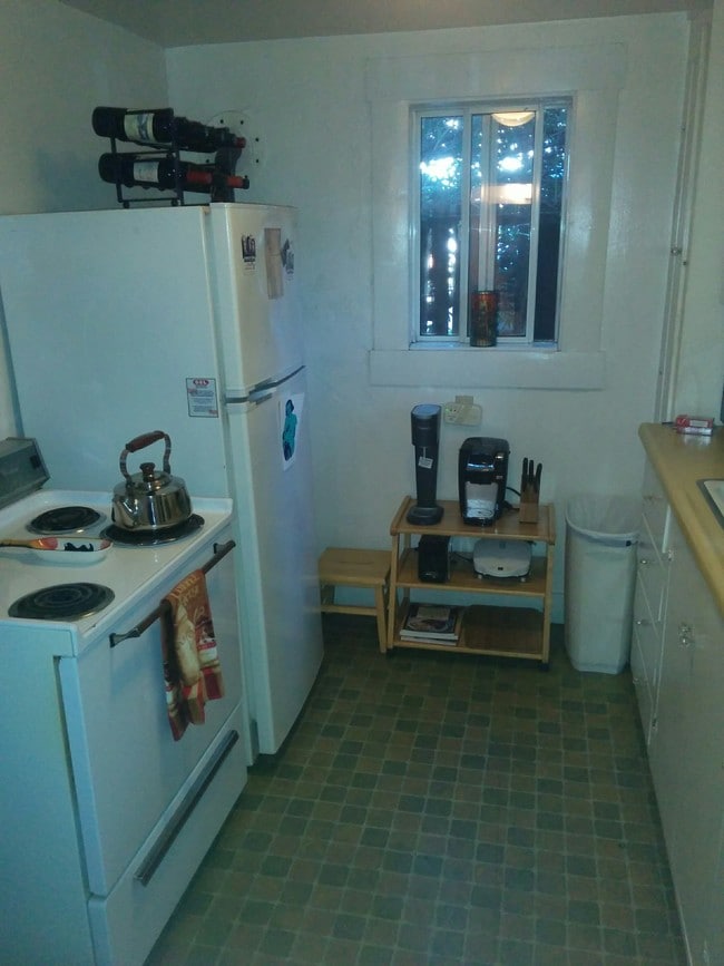 Kitchen in one-bedroom unit - 126 Leland St