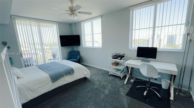 Foto del edificio - 3020 NE 32nd Ave