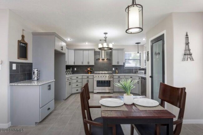 Foto del edificio - Beautiful Remodeled Home—-Will go fast!!!