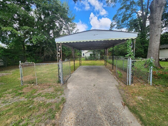 Building Photo - 3 Bedroom 2 Bath with Carport and Fenced Yard in Midtown Columbus
