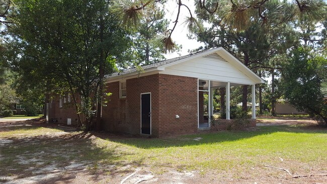 Building Photo - Don't miss this classic beauty!