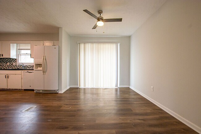 Foto del edificio - Split Entry 3 Bedroom / 2 Bathroom Home