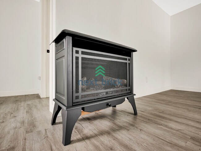 Foto del edificio - 1 BED & 1 BATH DUPLEX AVAILABLE FOR RENT