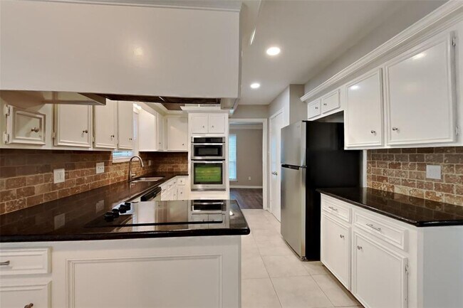 Building Photo - 2058 Lakeville Dr