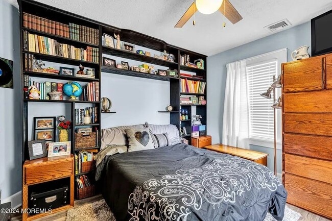 This is the room for rent however it will be empty as this is an old photo. - 846 Williams Ave