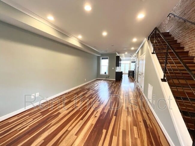 Building Photo - 421 Newton Pl NW