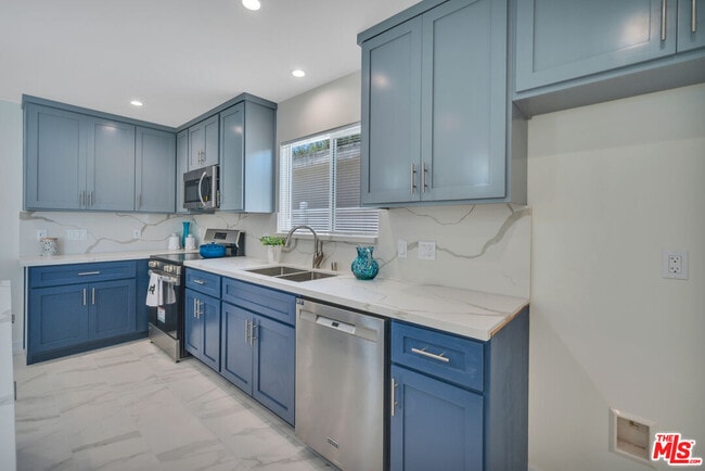 Foto del edificio - 5128 W 133rd St