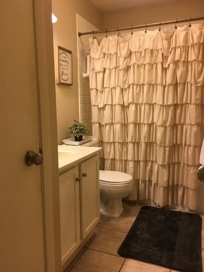 Foto del edificio - 4 bedroom house on the west side of Iowa C...