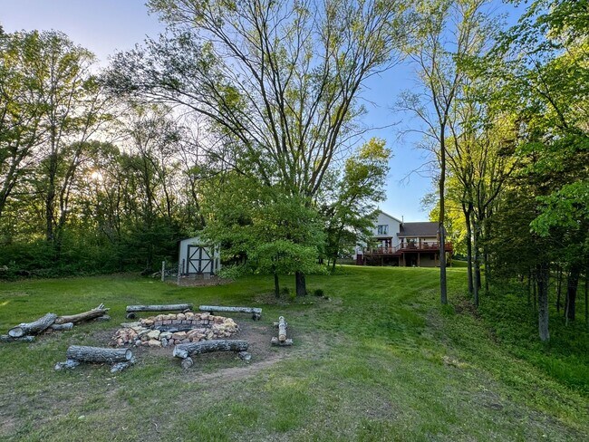 Building Photo - Country living