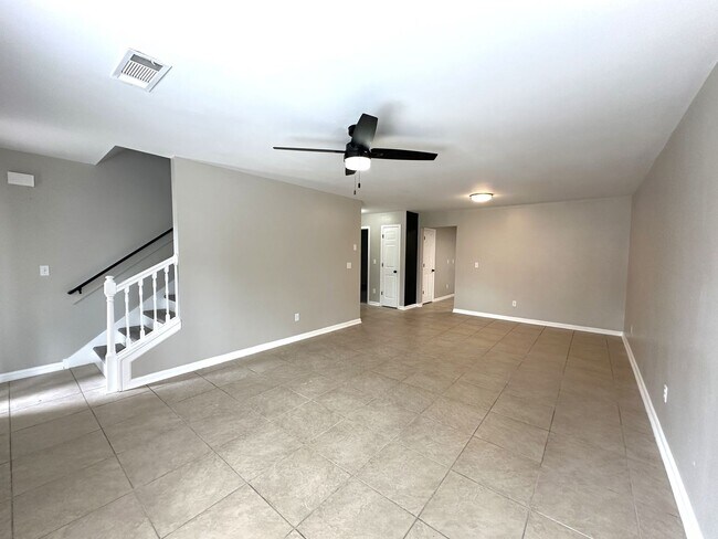 Foto del edificio - 5 Bedroom, 3 Bath Home Priced to Rent!