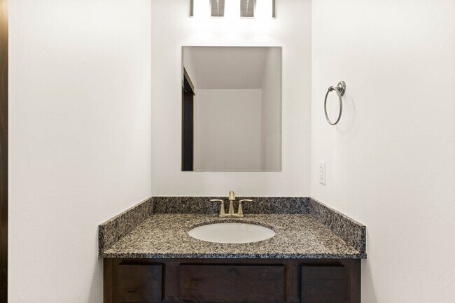 Foto del edificio - 2-Story Urban Triplex at a modern communit...