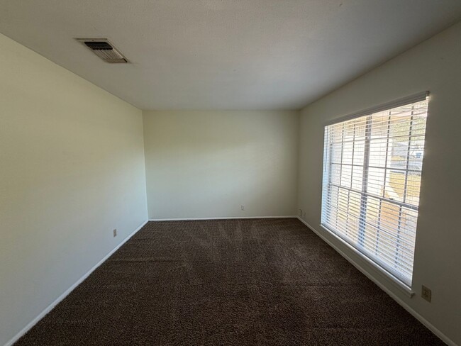 Building Photo - NICE 3 BEDROOM HOME WITH 2 FULL BATHS IN N...