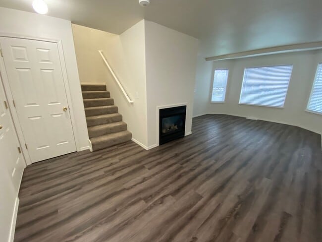 Building Photo - 599