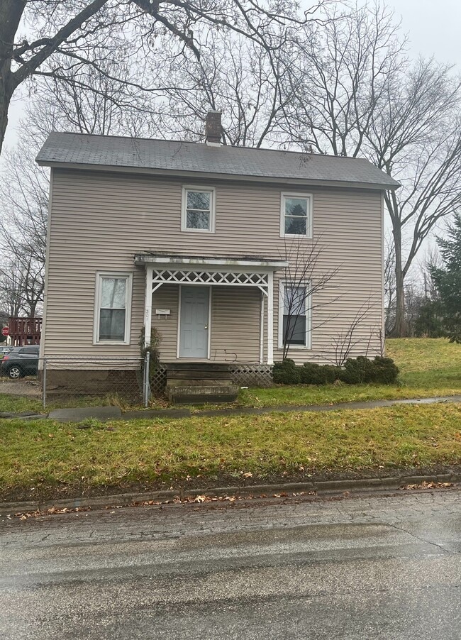 Building Photo - 301 Main St