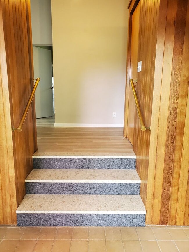 Building Photo - Modern Upgraded 3 bedroom Rambler