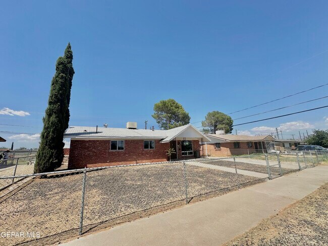 Building Photo - 4981 Winthrop Dr