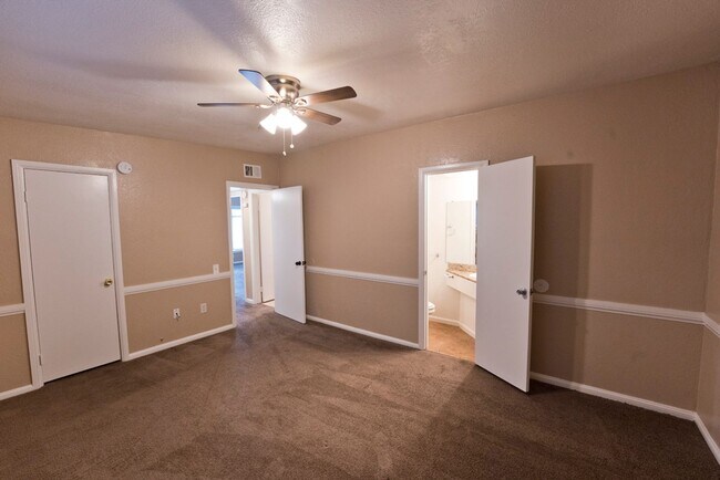 Building Photo - SW-2 bedroom- 1.5bath with 2 car garage Condo