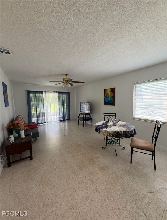 Foto del edificio - 374 Garland Ct