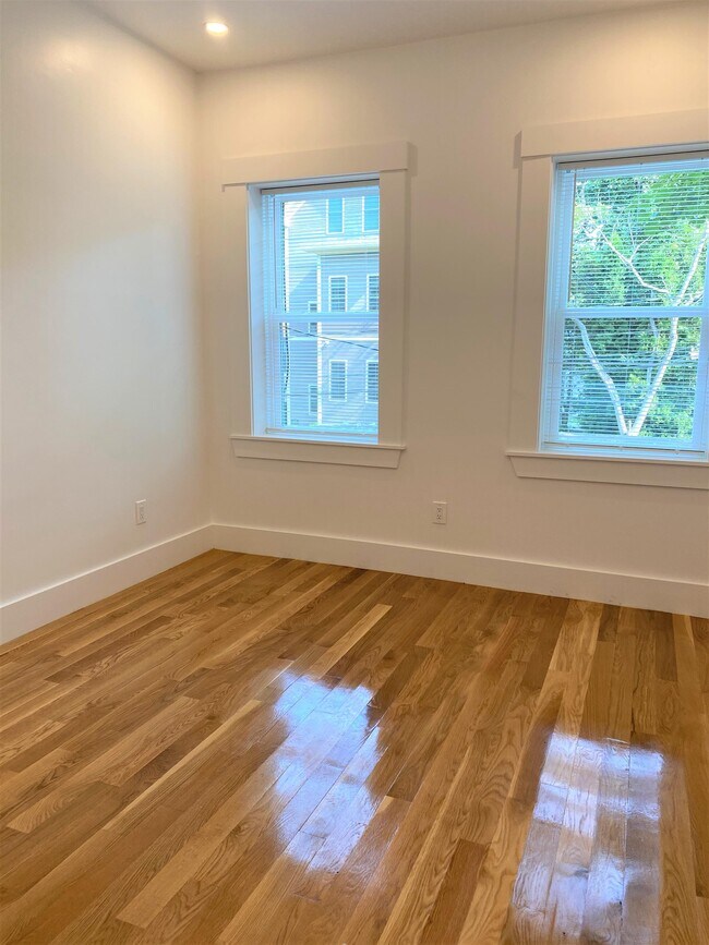 Foto del edificio - 32 Robinwood Ave