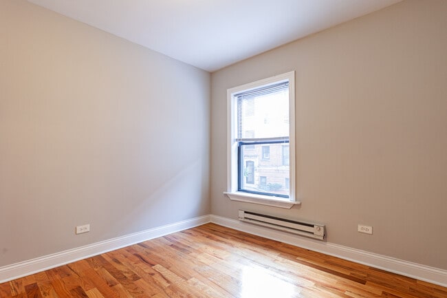 Building Photo - 949 W Cornelia Ave