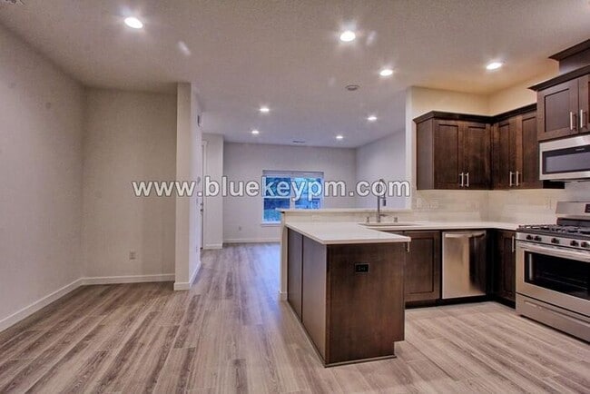 Building Photo - 3 Bed, 2.5 Bath Townhome in Near WSU and L...