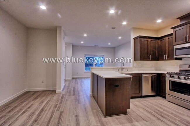 Foto del edificio - 3 Bed, 2.5 Bath Townhome in Near WSU and L...