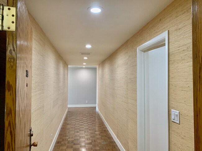 entry hallway - 940 S Donner Way