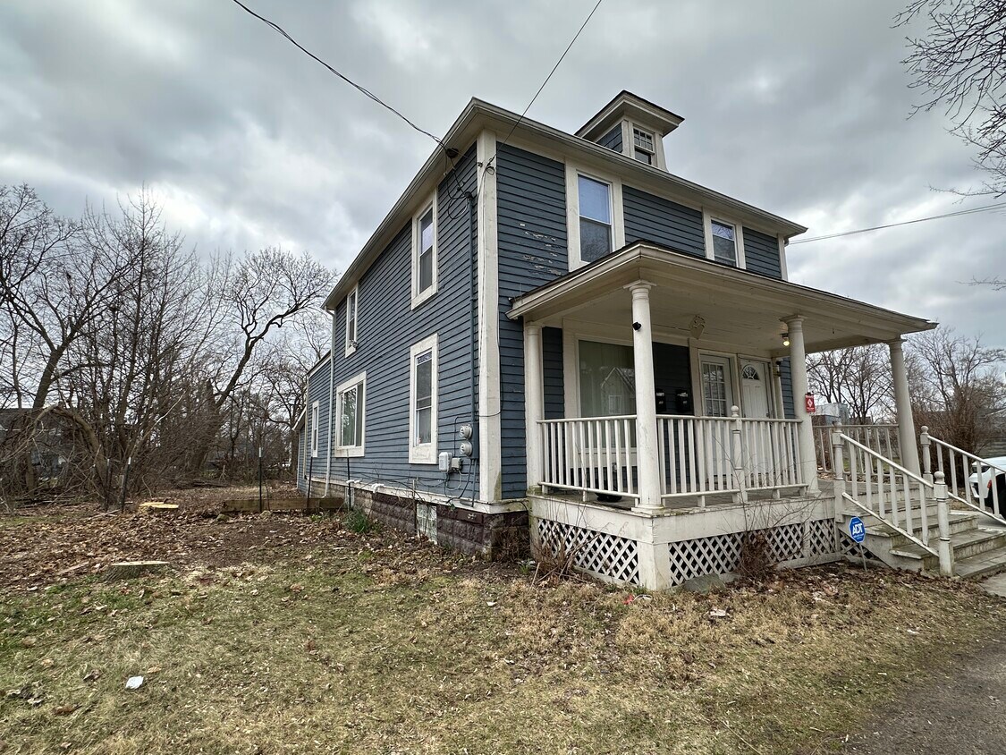 Primary Photo - 132 E Howard St