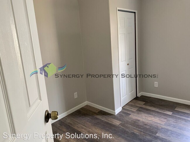Building Photo - 4 br, 1 bath House - W. Third St. 757 Rich...