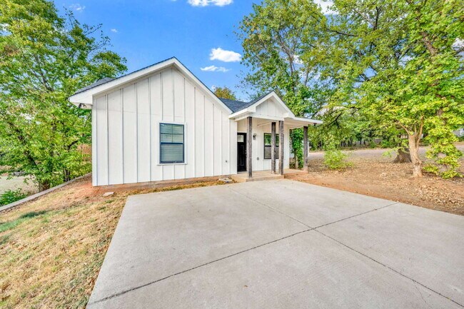 Building Photo - "Charming 3-Bed, 2-Bath Denison Home with Elegant Granite Countertops!"