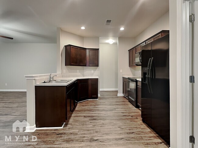 Foto del edificio - 280 Americana Dr