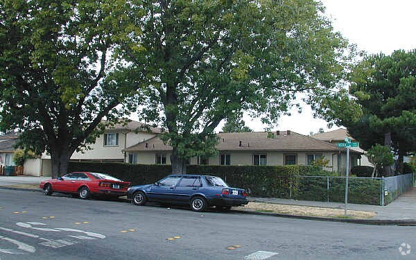 Building Photo - 840-858 Adams St